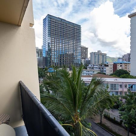 Gorgeous One Bedroom Bamboo Blocks From The Beach 檀香山 外观 照片