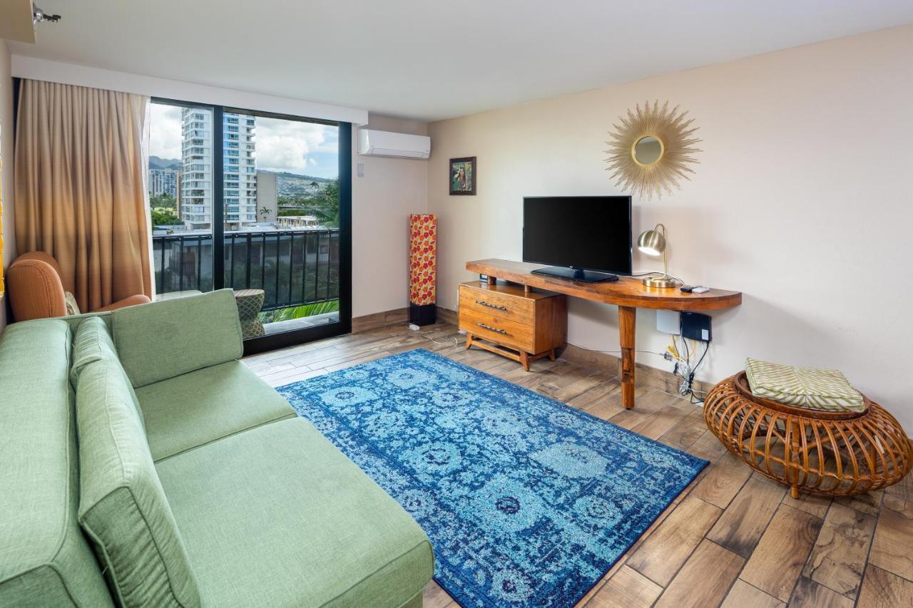 Gorgeous One Bedroom Bamboo Blocks From The Beach 檀香山 外观 照片